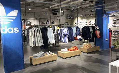 cuantos trabajadores tiene adidas